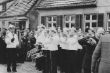 Karneval - Spielmannszug Espel mit Josef Heitling auf altem Marktplatz von Buchhandlung Vorberg und Busemeier - August Schockmann schenkt Schnaps aus.jpg