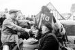 Karneval 1955 - Klaus Gawrisch bekommt ein Bier von Otto Keßling.jpg