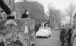 Karneval 1958 - Vereinsvorsitzender Hubert Büscher mit Gemeindedirektor Heitkötter im VW-Cabrio vor Apotheke Schlütter.jpg