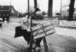 Karneval um 1960 - hier vor Haus Weller - im Hintergrund alte Turnhalle und Sportplatz - heute Rathaus.jpg