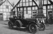 Kriegerfest 1926 - Hugo Rohlmann am Steuer - auf dem Marktplatz vor Elektro Möller - heute Böckmann.jpg